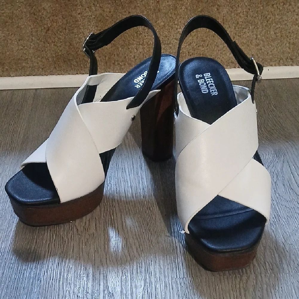 Bleeker & Bond Jamie White Black Platform Sandals 4.25" heel Sz 9 NWOT